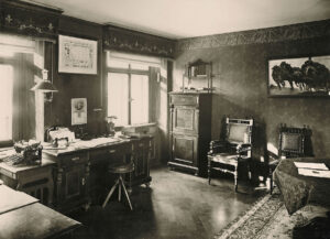 Coup d’œil dans le bureau du directeur, 1913.
