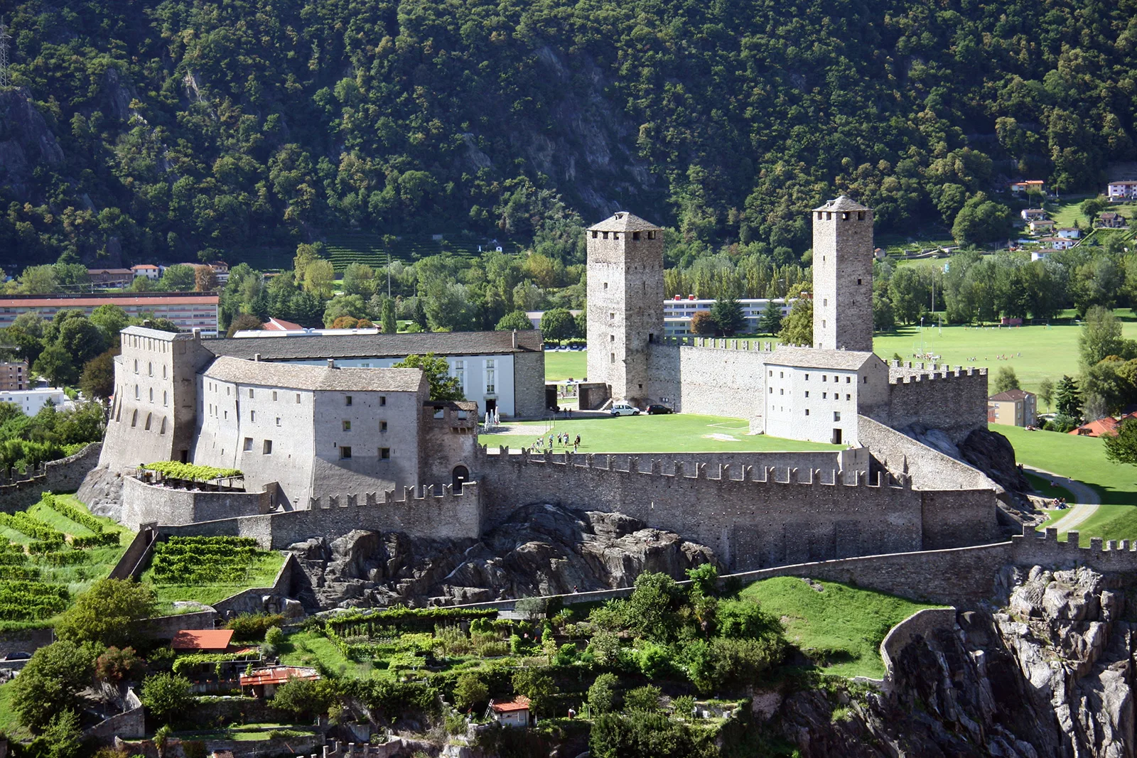 Wie es der Name sagt, die grösste der drei Burgen von Bellinzona: Castelgrande.