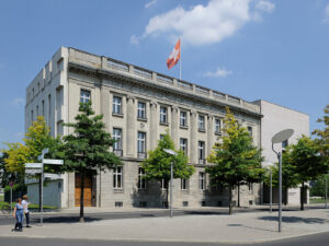Bâtiment neuf et ancien de l’ambassade suisse à Berlin, dans le coude de la Spree.