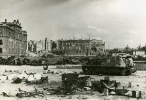 Das teilweise beschädigte Botschaftsgebäude während des Kampfes um Berlin. Die Sowjetische Armee benutzte das Gebäude als Ausgangspunkt für ihren Sturm auf den Reichstag am 30. April 1945.