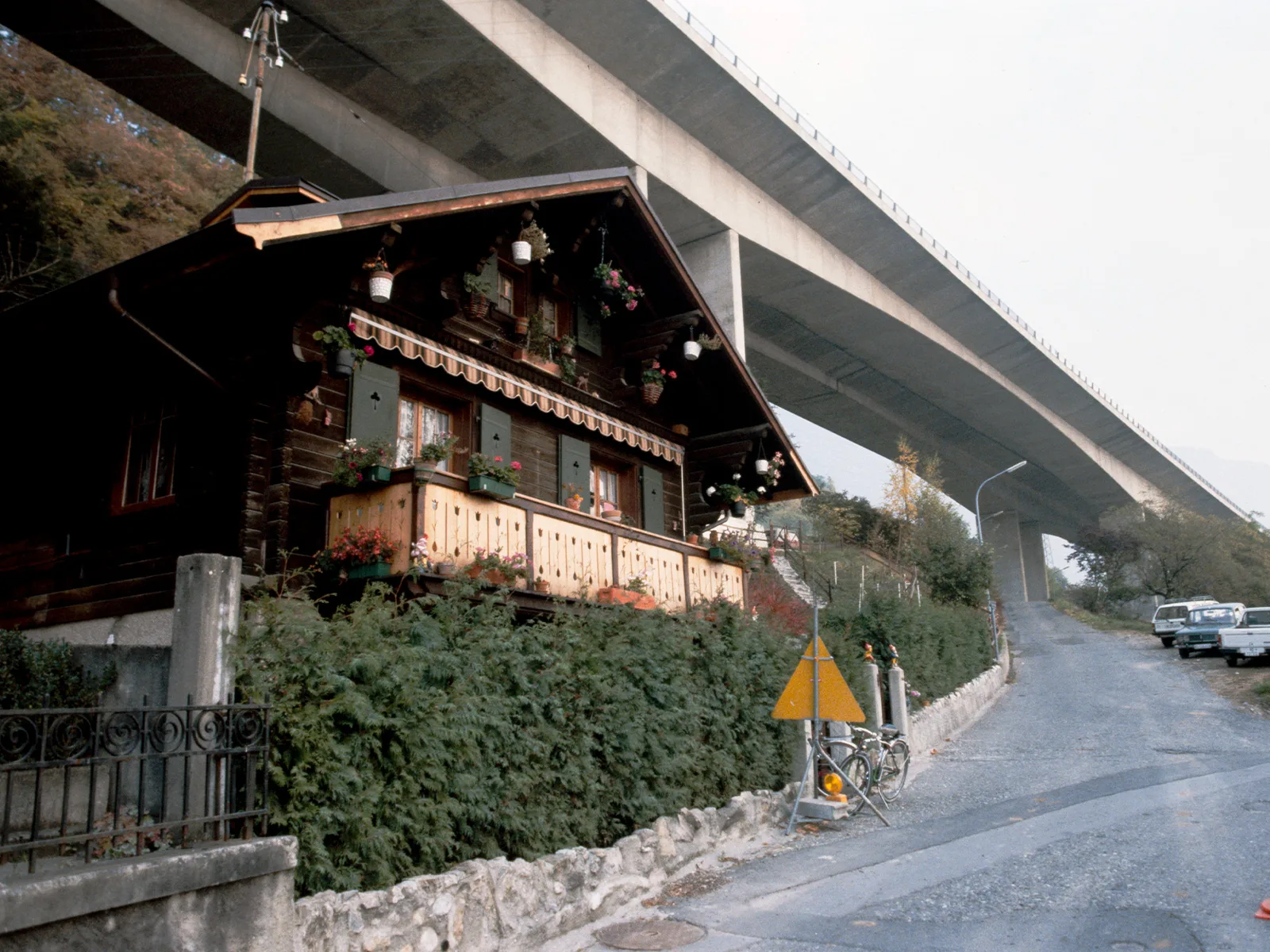 Chalet unter dem Chillon-Viadukt in Villeneuve (Kanton Waadt), 1985.