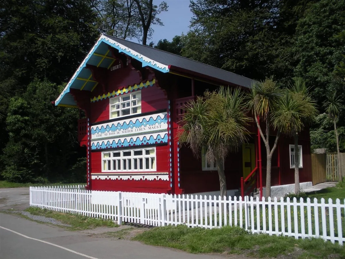 Ein Chalet in England: Das Schweizerhaus im Singleton Park, Swansea UK wurde 1826 von Peter Frederick Robinson nach einer Reise in die Schweiz erbaut.