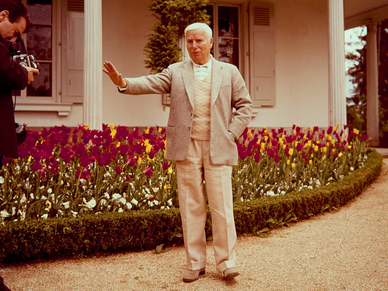 Stopp, die Geschichte ist noch nicht ganz fertig! Charlie Chaplin vor seinem Haus in Corsier bei Vevey, um 1965.