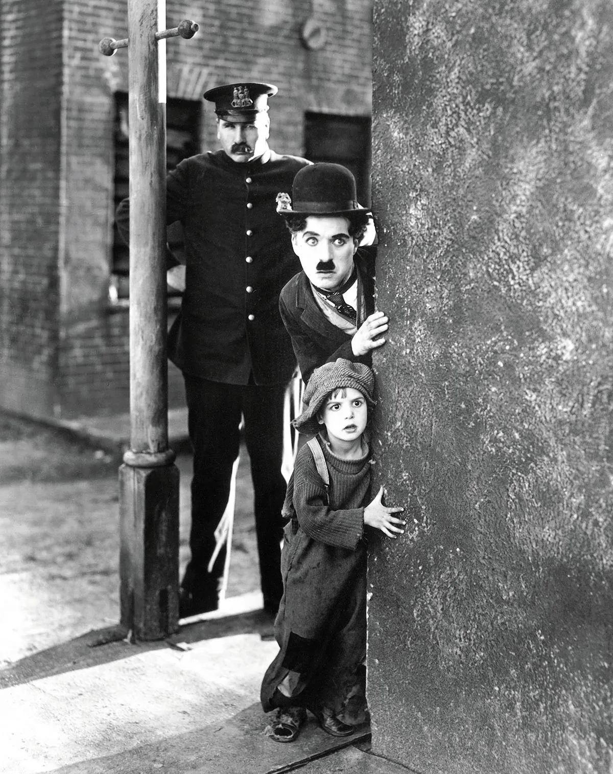 Hielt die Polizei auch nach seinem Tod noch auf Trab: Charlie Chaplin in «The Kid».