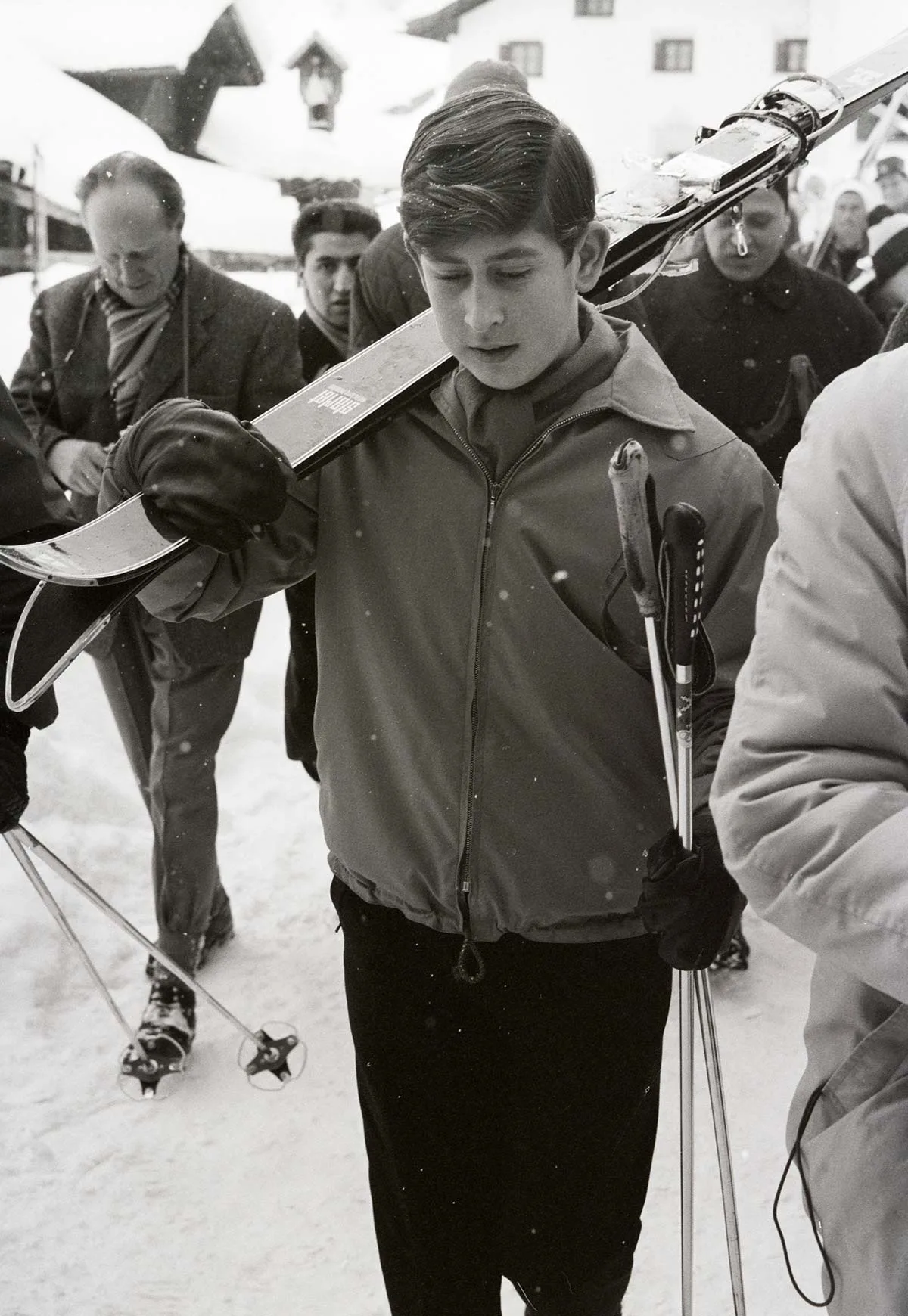 Prinz Charles 1963 in Scuol-Tarasp: Hier lernt er das Skifahren, das seine Leidenschaft werden wird.