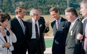 Les conseillers fédéraux Adolf Ogi, Flavio Cotti et René Felber en pleine discussion avec le Prince Charles.