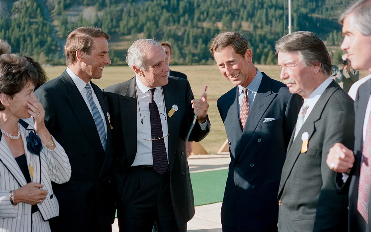 Die Bundesräte Adolf Ogi, Flavio Cotti und René Felber beim entspannten Talk mit Prinz Charles.