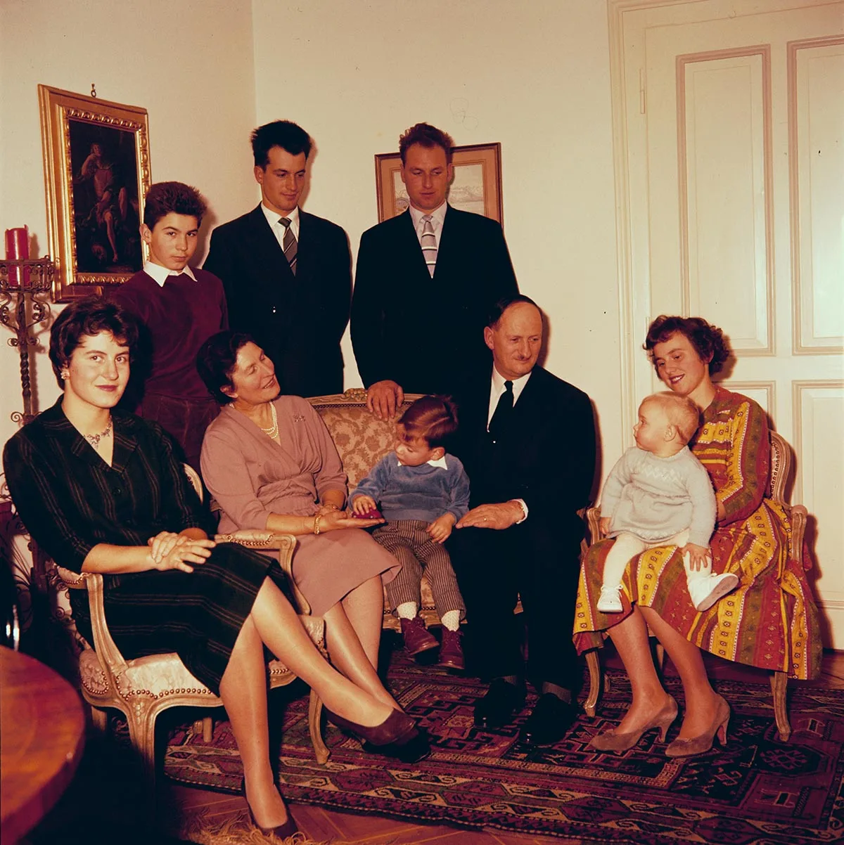 Familie Chaudet im Wohnzimmer.