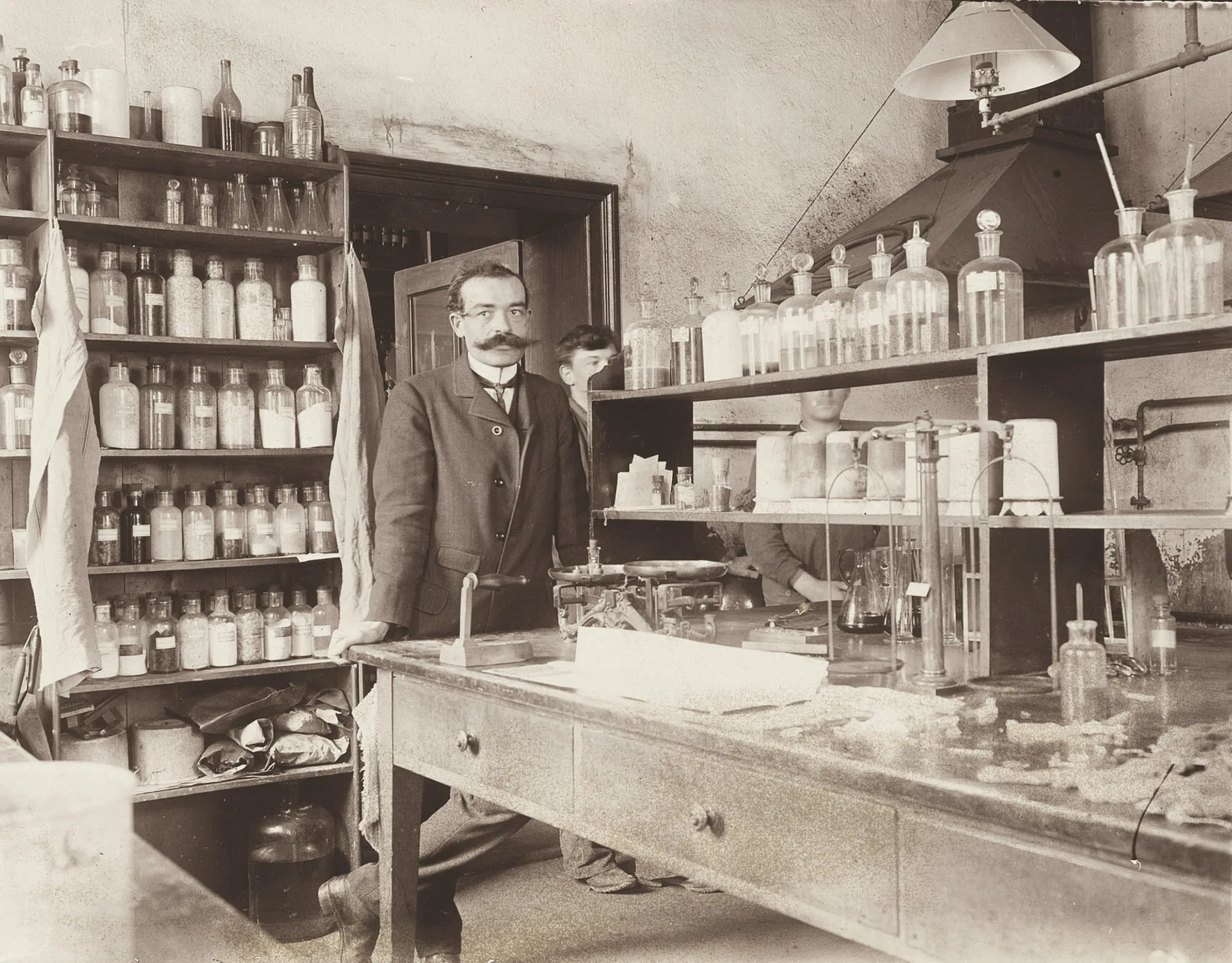 Chemiker der Fabrik J. R. Geigy in Basel, die unter anderem synthetische Farbstoffe produzierte. Fotografie um 1909.