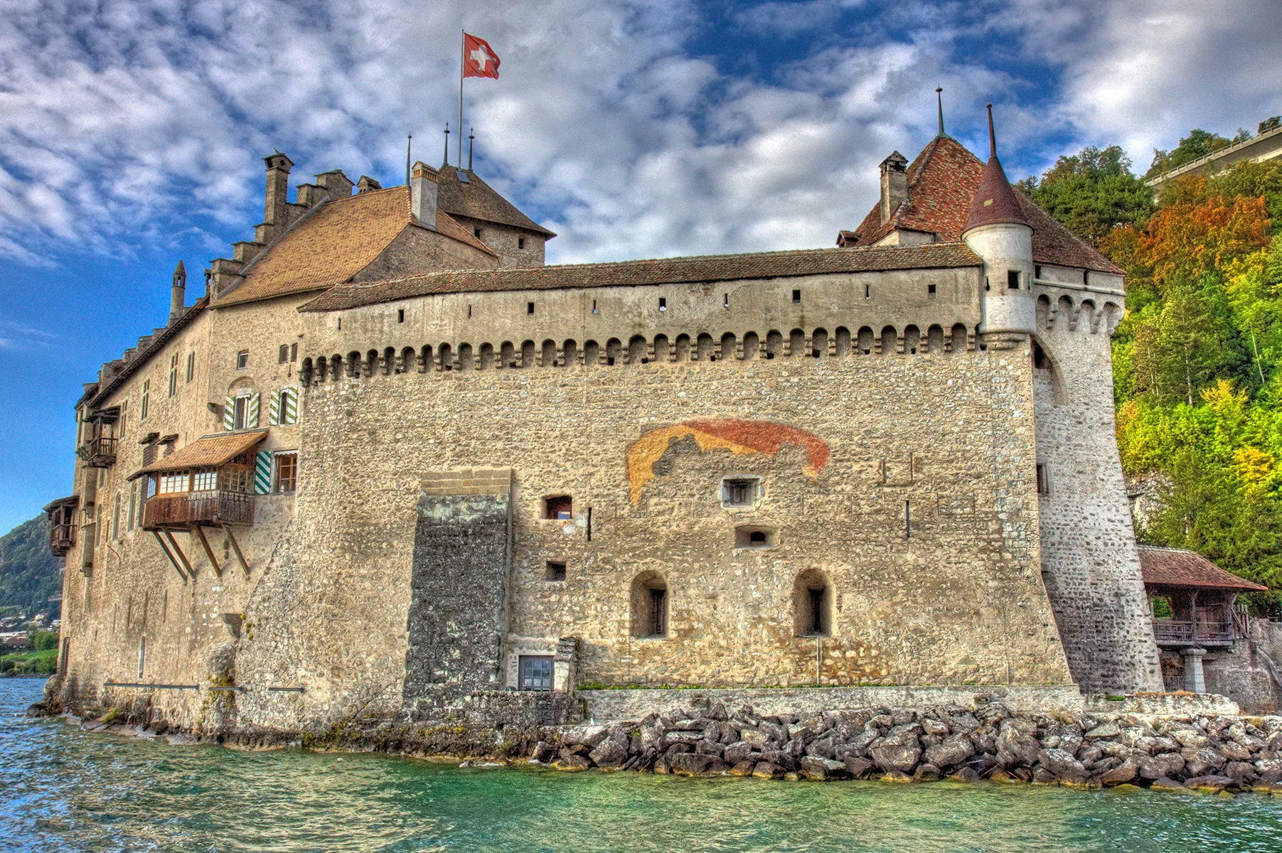 Die Südwestmauer des Schlosses. Das fragmentierte Berner Wappen erinnert an die Bernische Besatzungszeit.