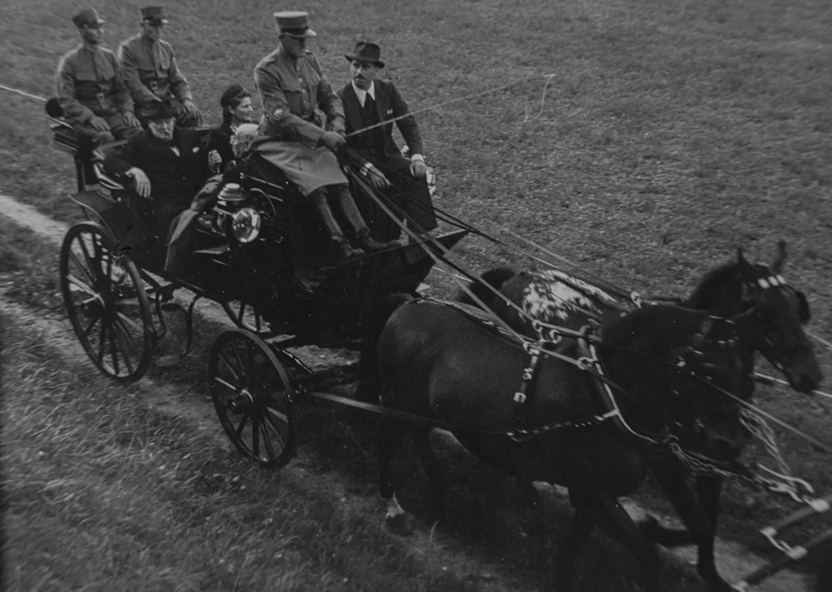 Blick in die Kutsche, welche Churchill im September 1946 ins Landgut Lohn bringt.