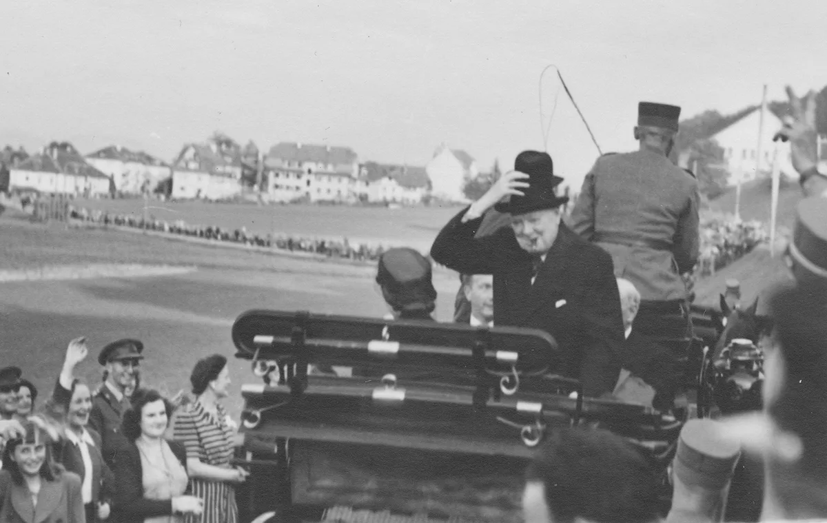 Churchill steigt im September 1946 bei Bern in eine Kutsche.