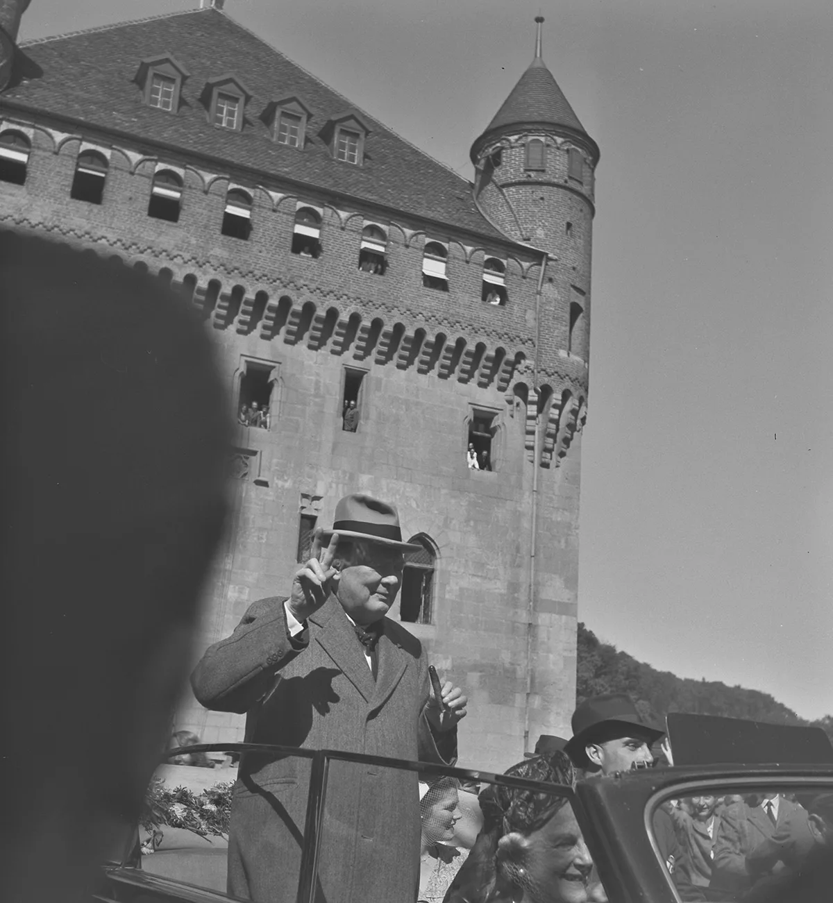 Auch bei seinem Schweizbesuch, hier in Lausanne, zeigte der Brite das berühmte Victoryzeichen. Erfunden hatte es jedoch nicht Winston Churchill selbst, sondern ein belgischer Politiker namens Victor de Laveleye im Januar 1941. Es sollte den Widerstand gegen Nazi-Deutschland symbolisieren und wurde bald zu Churchills Markenzeichen.