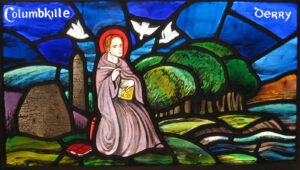 Der Heilige Columba auf einer Glasmalerei aus Pittsburgh, USA, um 1956. Columba bedeutet auf Lateinisch «Taube».