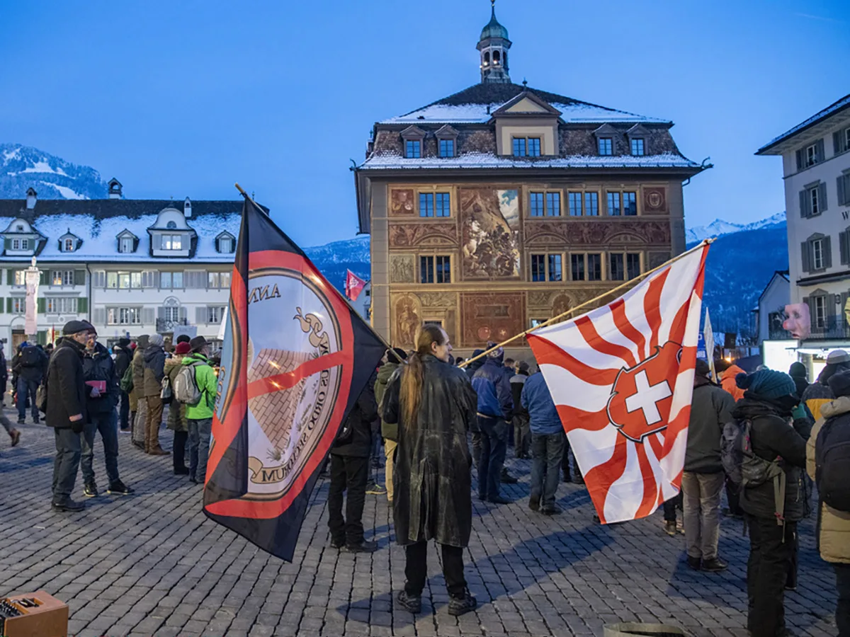 Auch heute noch werden geflammte Fahnen bei Kundgebungen eingesetzt, etwa im Rahmen einer Demonstration in Schwyz im Jahr 2021.