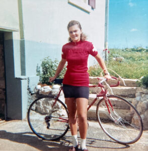 Cosette Québatte portant le maillot confectionné par sa mère à son intention, vers 1966.