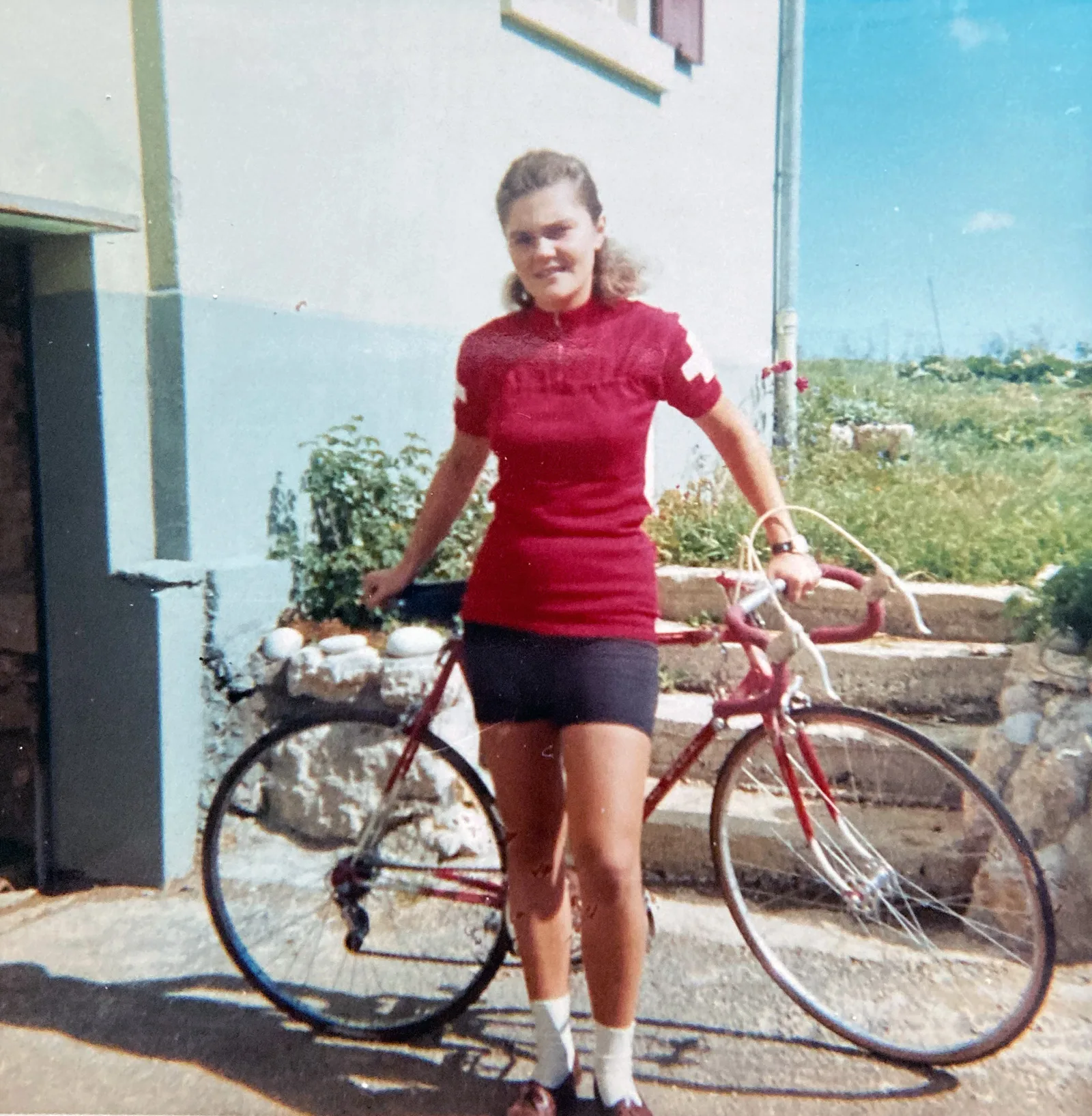 Cosette Québatte im Trikot, das ihre Mutter für sie angefertigt hatte, um 1966