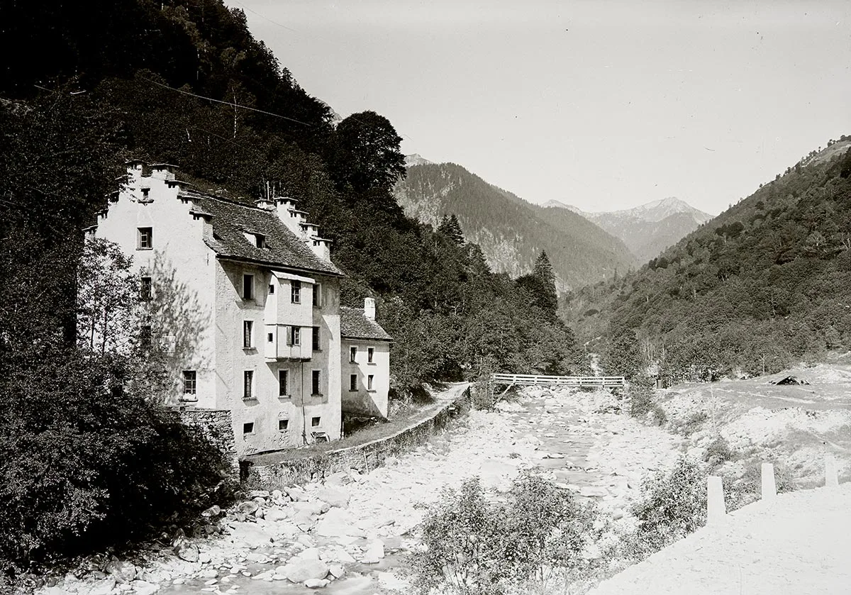 Les Bains de Craveggia étaient un point de passage idéal pour entrer en Suisse depuis l’Italie. Peu peuplé, le val Onsernone était un territoire propice aux passages de frontière clandestins.