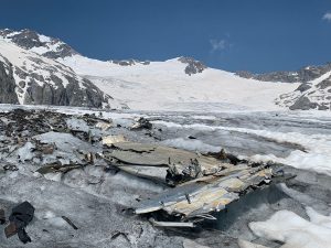 Bis heute erinnern die Flugzeugwrackteile beim Gauligletscher an den Absturz der Dakota C-53 im Jahr 1946