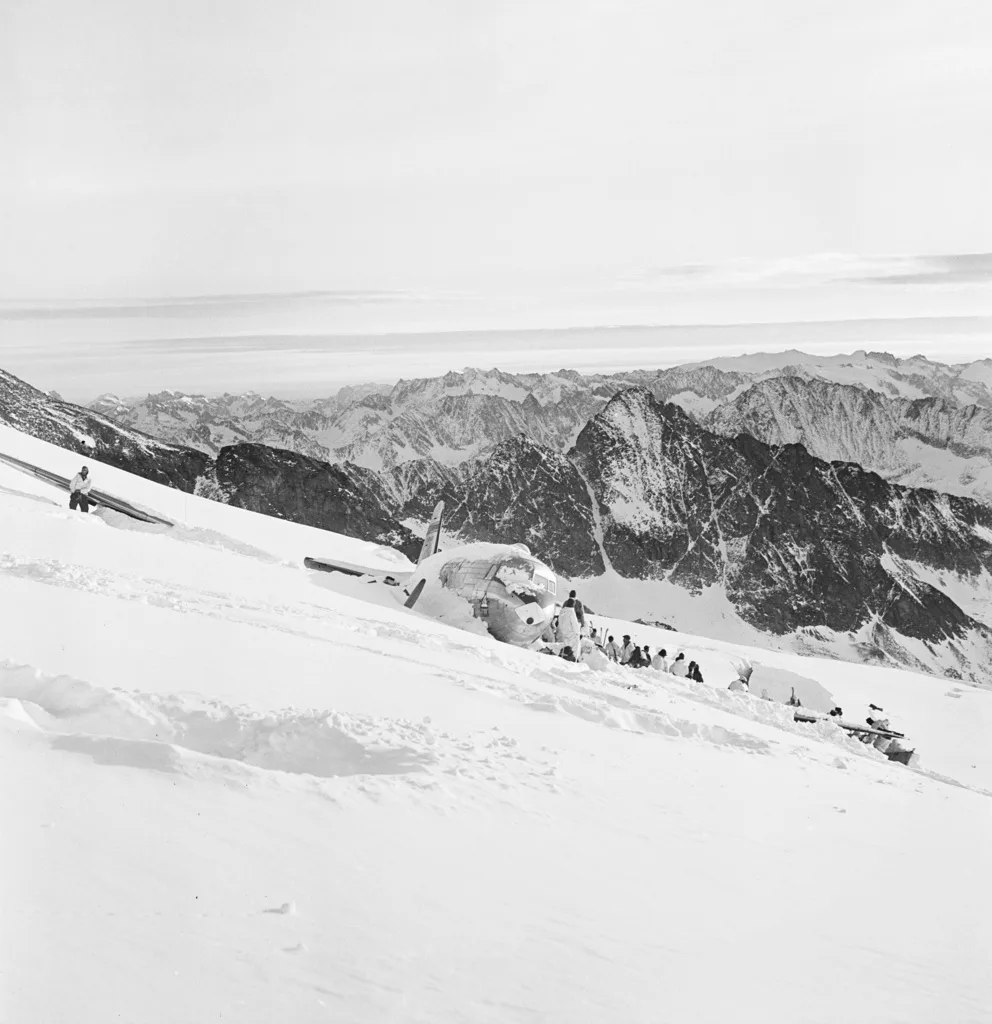 Die abgestürzte Dakota DC-53 auf dem Gauligletscher.