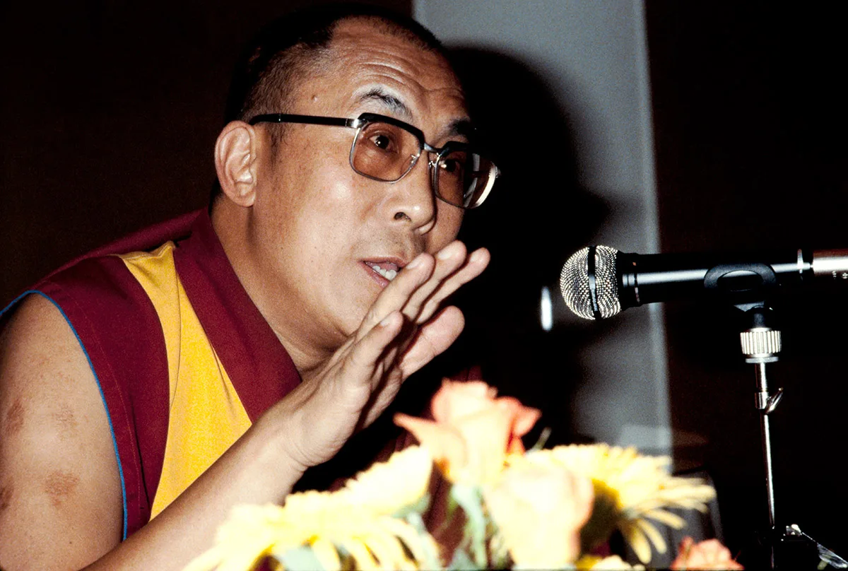 Der Dalai Lama bei einer Pressekonferenz in Genf, 1983.