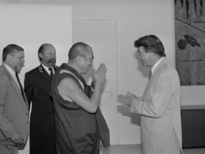 Begrüssung des Dalai Lama durch Bundesrat René Felber am 19. August 1991 in Bern.