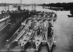 Das deutsche U-Boot U 20 (vordere Reihe, zweites von links) im Hafen.