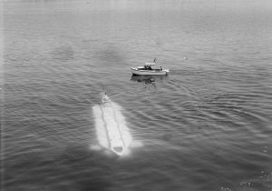 Le «mésoscaphe» en phase de plongée dans le lac Léman le 8 juillet 1964.