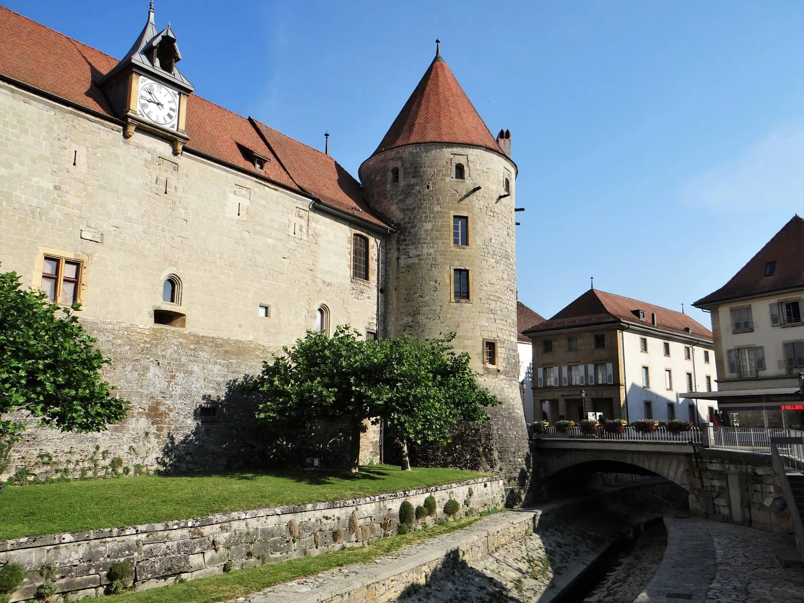 Parmi les réalisations les plus marquantes de ses premières années figurent les châteaux suisses d’Yverdon (VD)...