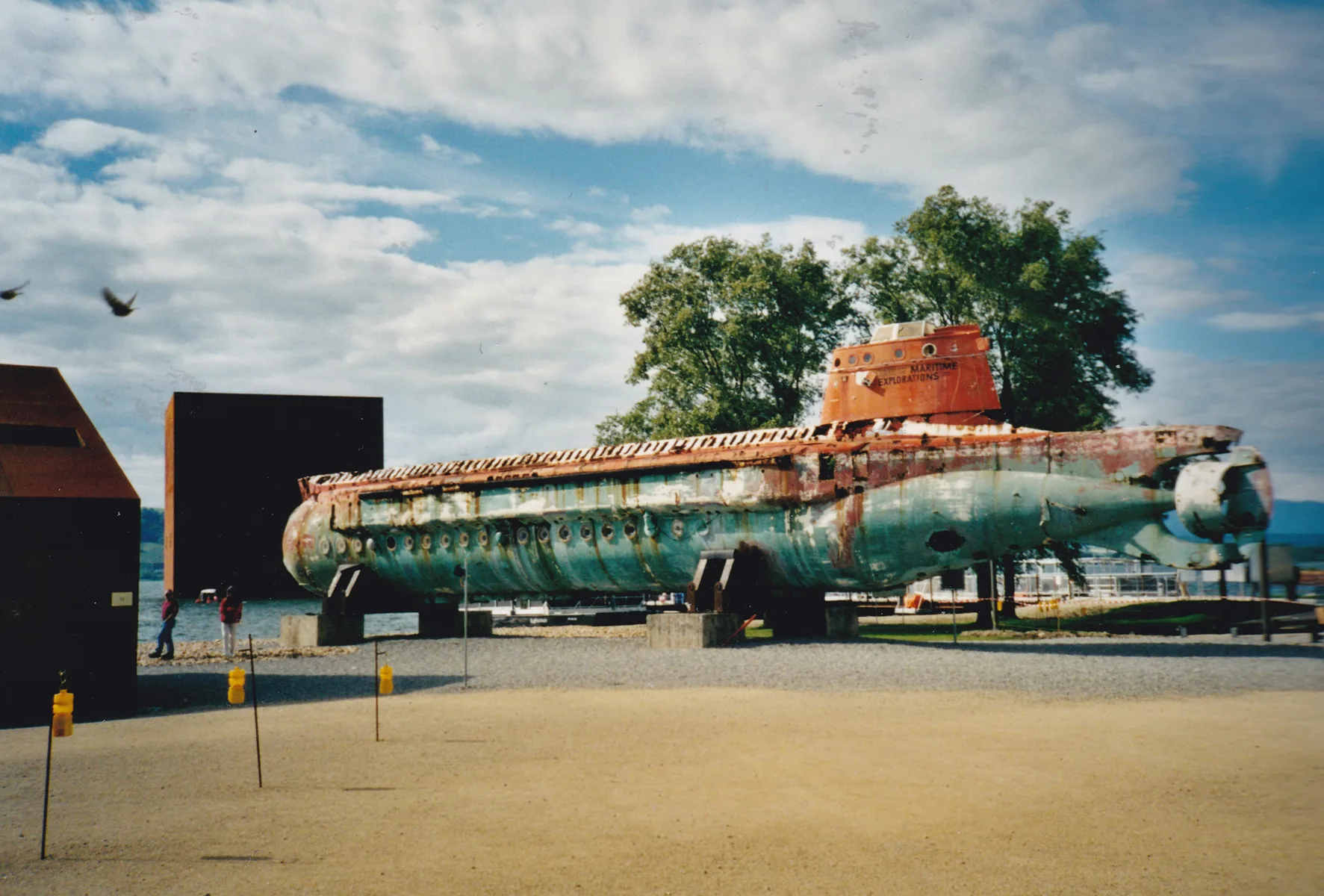 Das U-Boot auf dem Arteplage in Murten gegenüber dem Monolithen von Jean Nouvel.