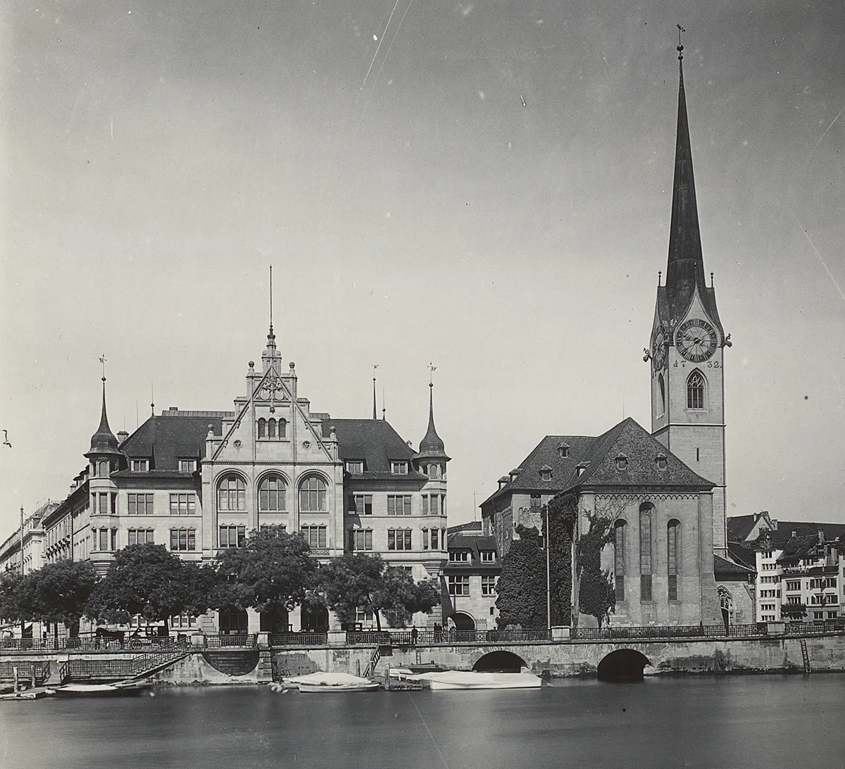 Das von Gull entworfene Zürcher Stadthaus am Standort des ehemaligen Klosters Fraumünster. Aufnahme um 1915.