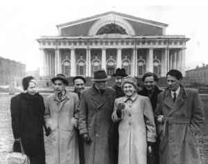 Travailleurs culturels de la RDA en visite en URSS, 1948. Parmi eux, Michael Tschesno-Hell (troisième en partant de la gauche) et Stephan Hermlin (tout à droite).