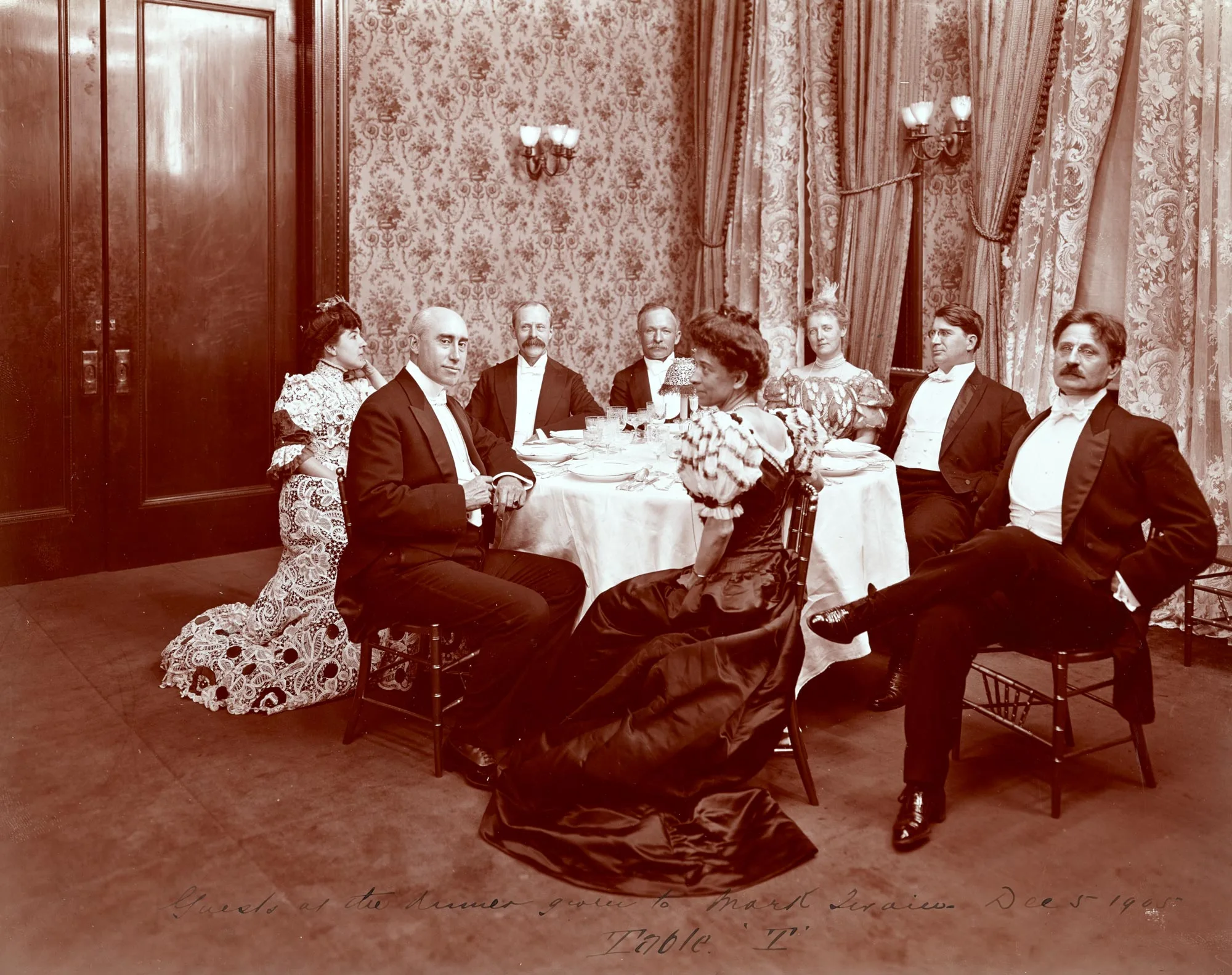 Les convives à la fête d’anniversaire de Mark Twain chez Delmonico’s en 1905.