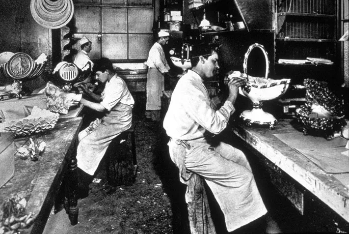 Un coup d’œil dans les cuisines de Delmonico’s en 1902. Sur la photo de droite, des chefs pâtissiers confectionnent des pièces montées dans la pâtisserie.