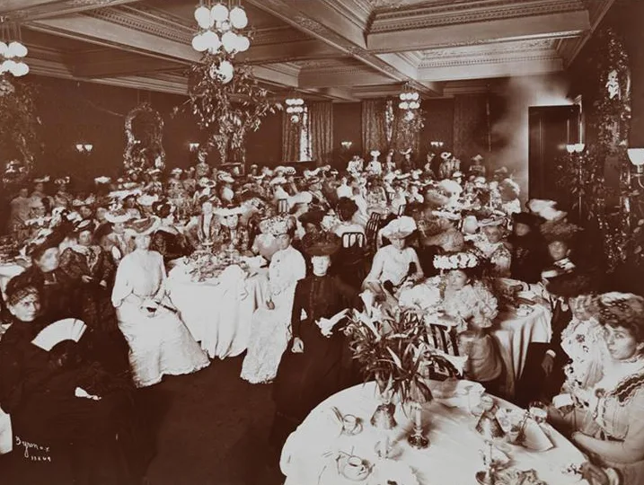 Un dîner entre femmes chez Delmonico’s. Le restaurant fut le premier aux États-Unis à autoriser les repas entre femmes, sans présence masculine.