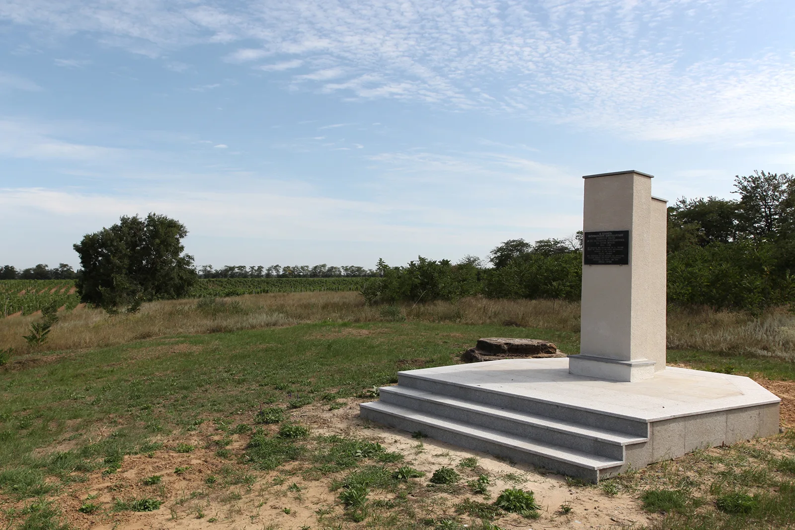 Denkmal am Ort des Friedhofs der Schweizer Siedler in Schabo, 2012. Im Hintergrund Weinberge.