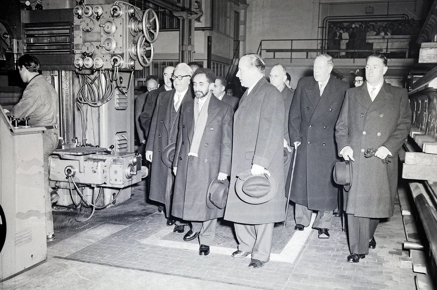 Der am Stock gehende Emil Bührle begleitet den äthiopischen Kaiser durch seine Fabrik.