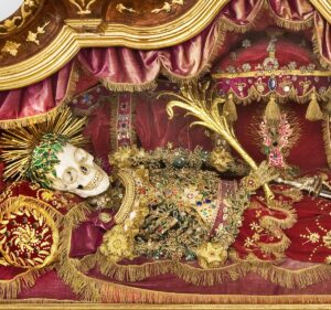 Saint Candidus aujourd'hui au musée Blumenstein. La châsse contenant ses ossements fut ouverte le 9 janvier 1753, en présence du clergé, de la noblesse et des religieuses du couvent, «tous eurent l’honneur de pouvoir embrasser le saint crâne».