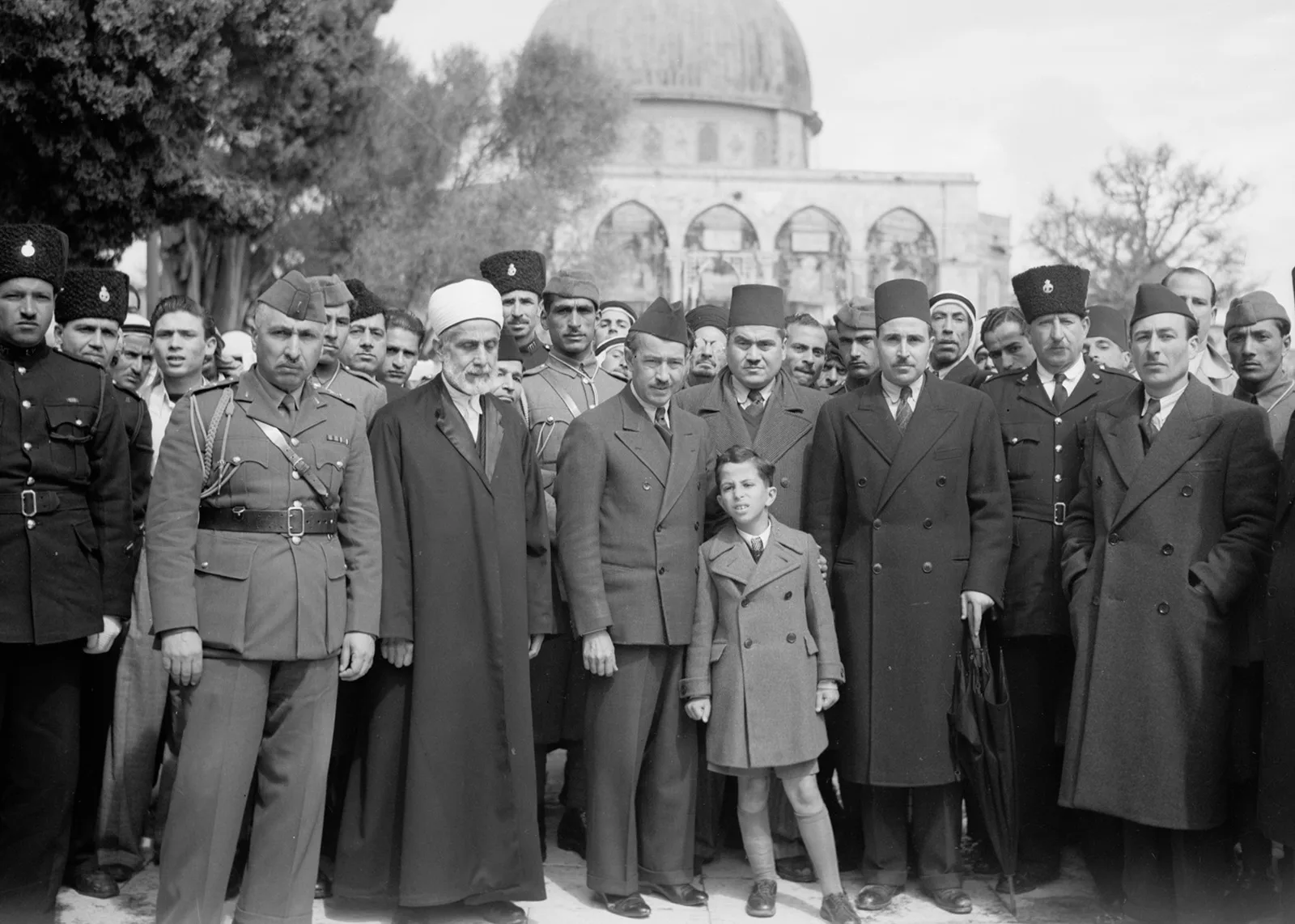 Der junge König Faysal II beim Besuch der Moschee, 1943.