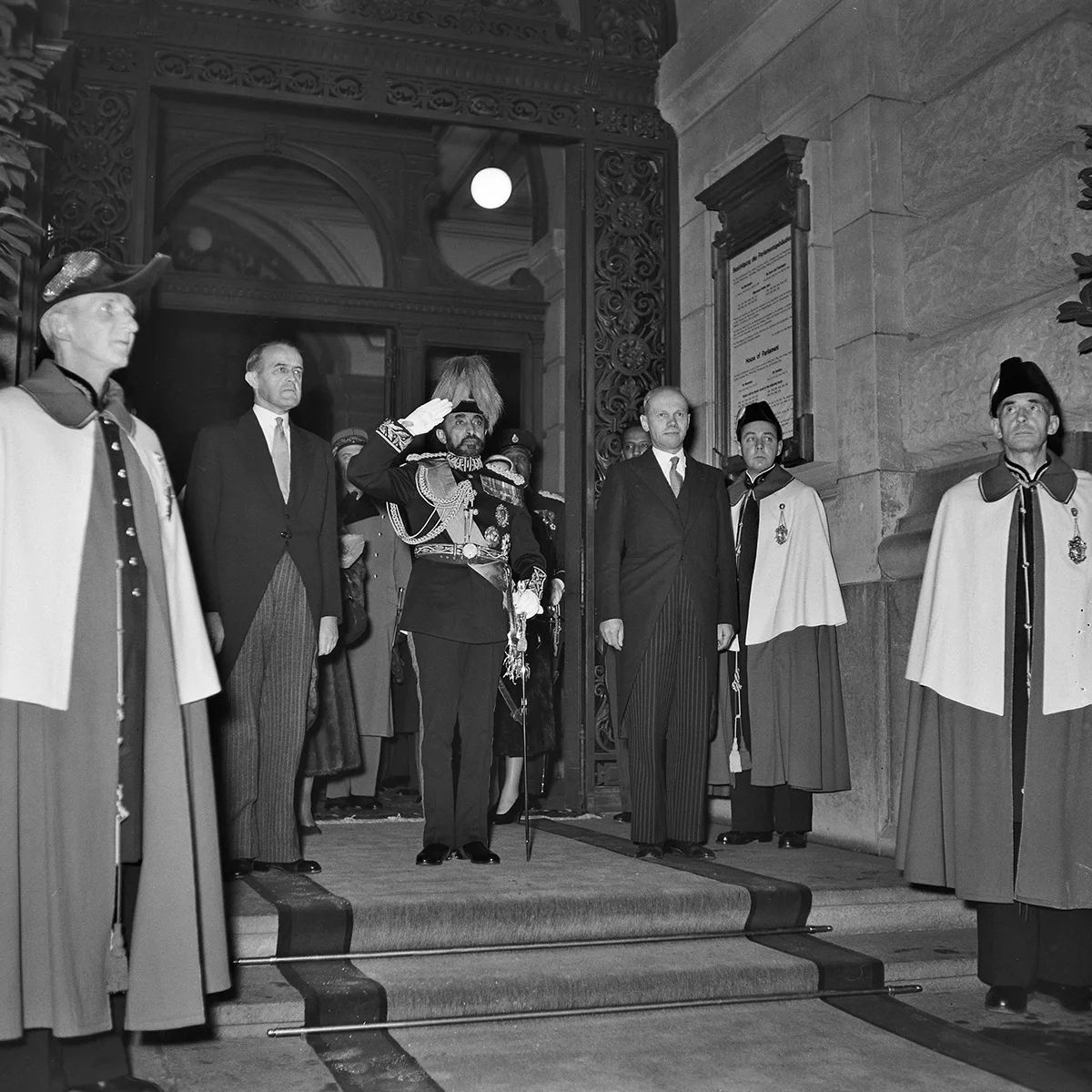 Der Kaiser in Achtungsstellung vor dem Bundeshaus-Eingang, links von ihm Bundesrat Max Petitpierre.