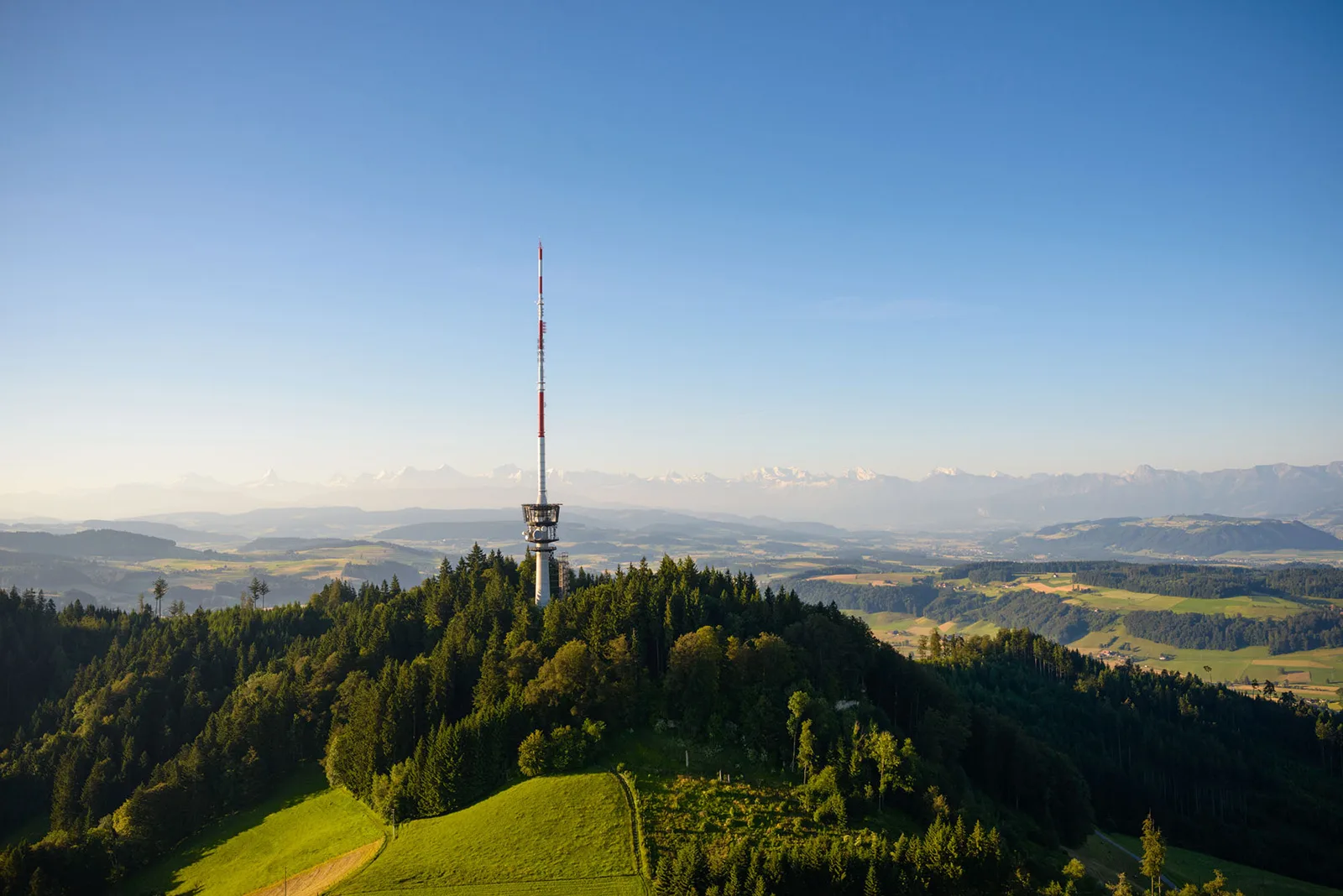 Der neue Sendeturm auf dem Bantiger prägt seit 1996 die Silhouette des Hügels. Der Turm hat eine Gesamthöhe von fast 200 Meter.