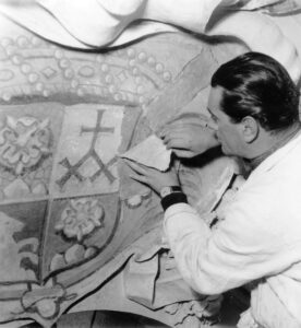 Le restaurateur Ottorino Olgiati en 1953 au travail dans l’Église des Jésuites à Soleure sur les armoiries de Franz Sury-Glutz masquées en mai 1798.
