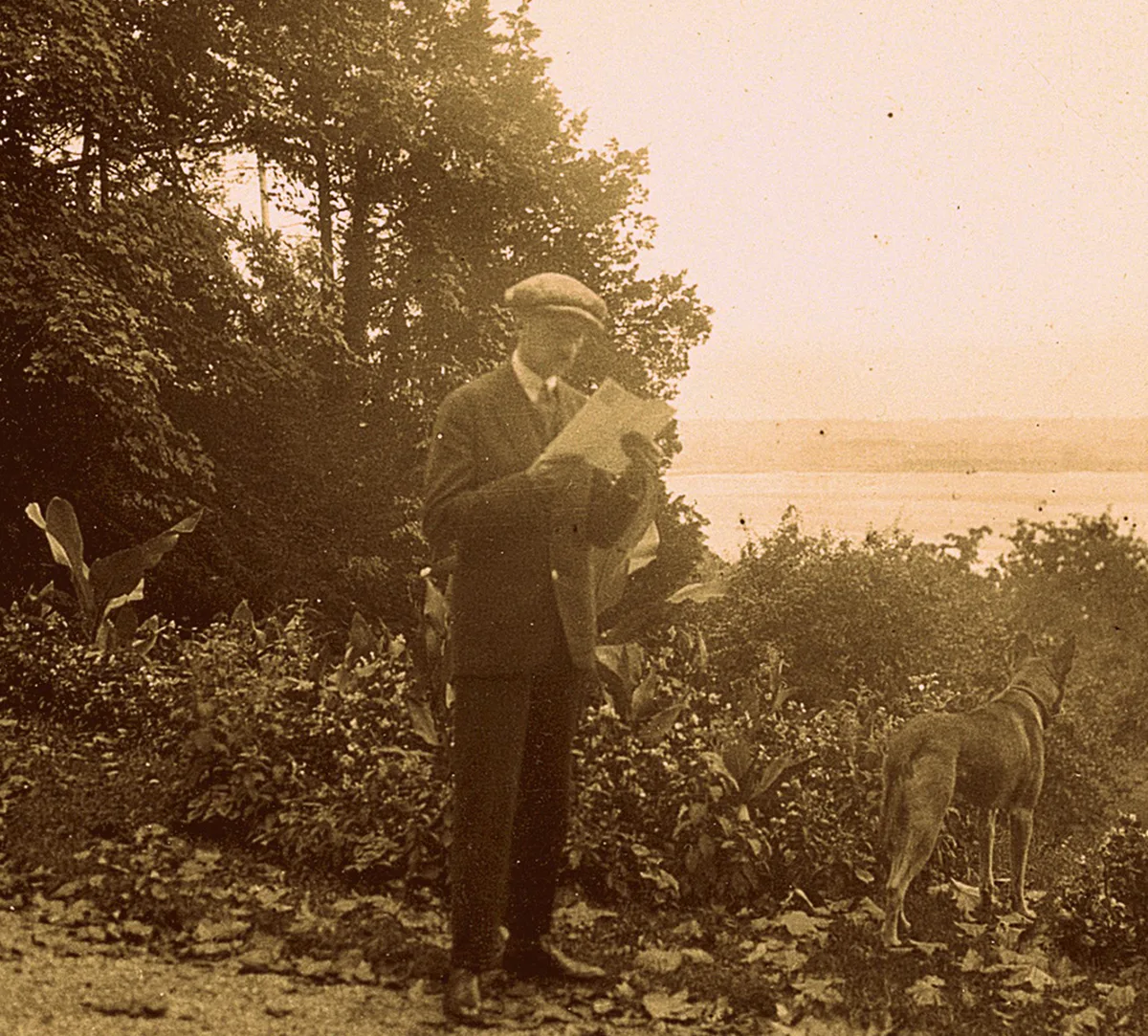 Der Schriftsteller François Mauriac zu Besuch bei Jacques Chenevière in seiner Villa Hauterive in Cologny am Genfersee, 1928.