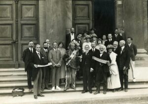 Pressefotografie von Chief Hoyaneh Deskaheh gemeinsam mit Irokesenkommission der Schweizer Liga für Eingeborenenschutz, Genf 1923.