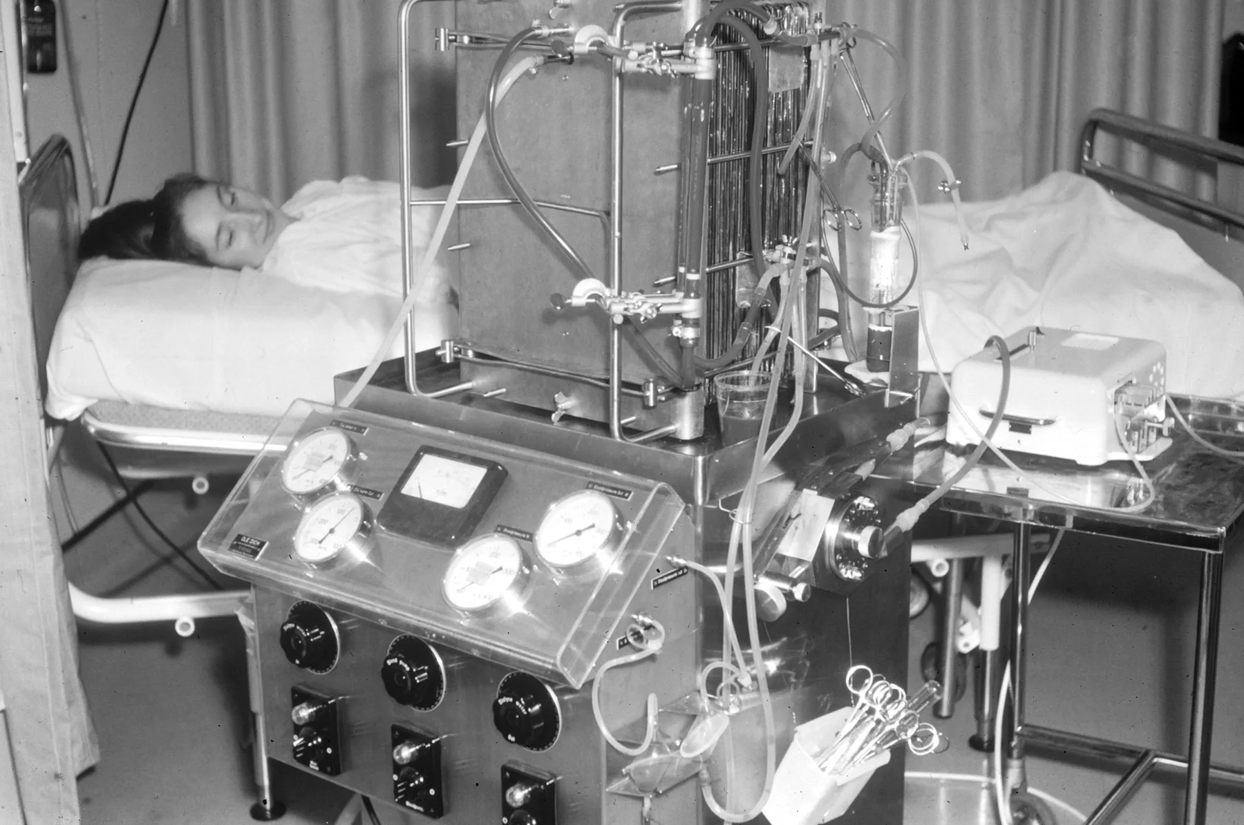 Patientin während einer Dialyse in Genf, 1963.