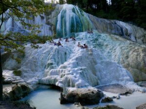 The Bagni San Filippo in Tuscany. The water bubbles up from the springs over calcium carbonate terraces, and the thermal pools are freely accessible – the pools in Baden could have looked something like this before the Romans built their thermal bathing complex.