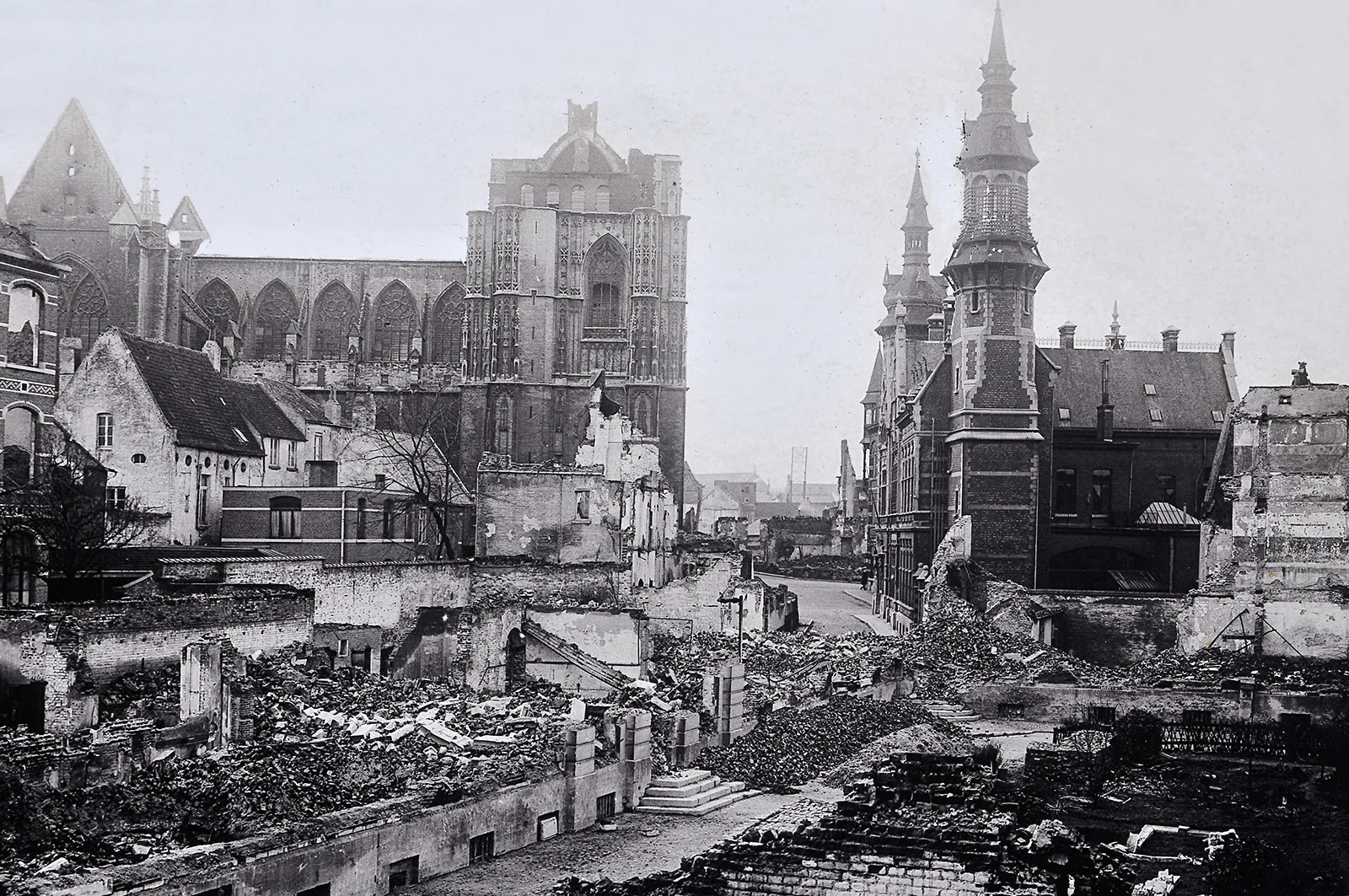 Die belgische Stadt Leuven liegt nach der Zerstörung durch die deutschen Armee im Ersten Weltkrieg in Trümmern, um 1914.