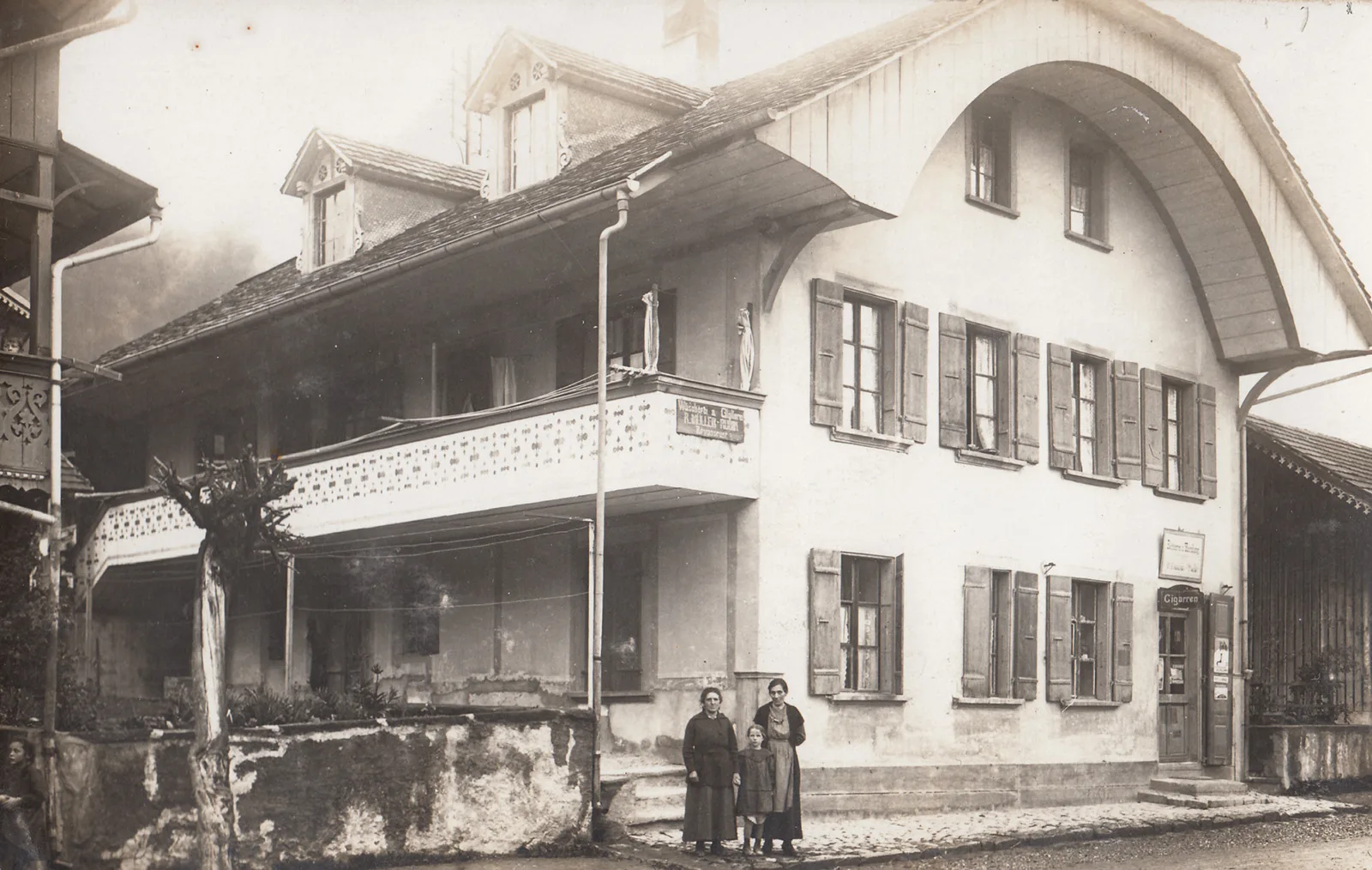 Die erste Zündhölzchenfabrik im Dorf Frutigen; erbaut 1850, in Betrieb bis 1880. Foto um 1920.