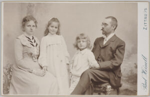 Die Familie Tetzner, Lisa Tetzner mit Mutter Pauline Frieda (1873–1955), Bruder Hanns-Leo (1897–1969), Vater Oskar Arthur (1886–1949), ca. 1905.