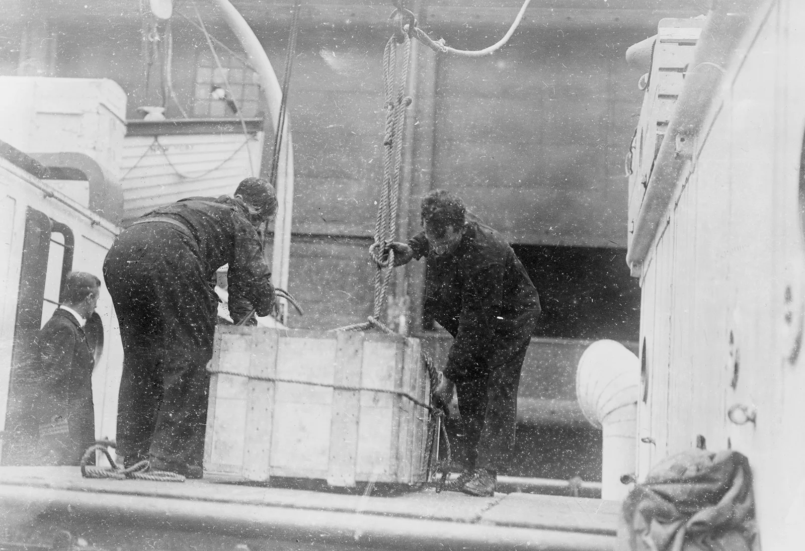 Die Leiche eines Opfers des Untergangs wird von einem Schiff geladen, 24. Mai 1915.